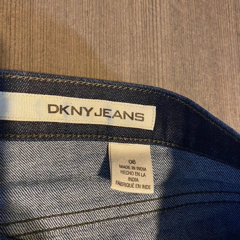 DKNY Dark Wash Jeans -- Sz 6 - Picture 3 of 7
